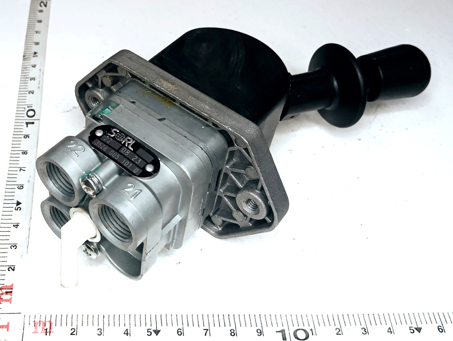 Кран ручного тормоза Евро под 3 трубки