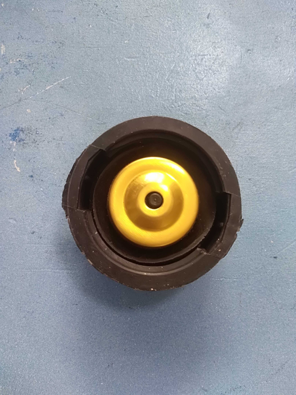 Крышка расширительного бачка с клапаном