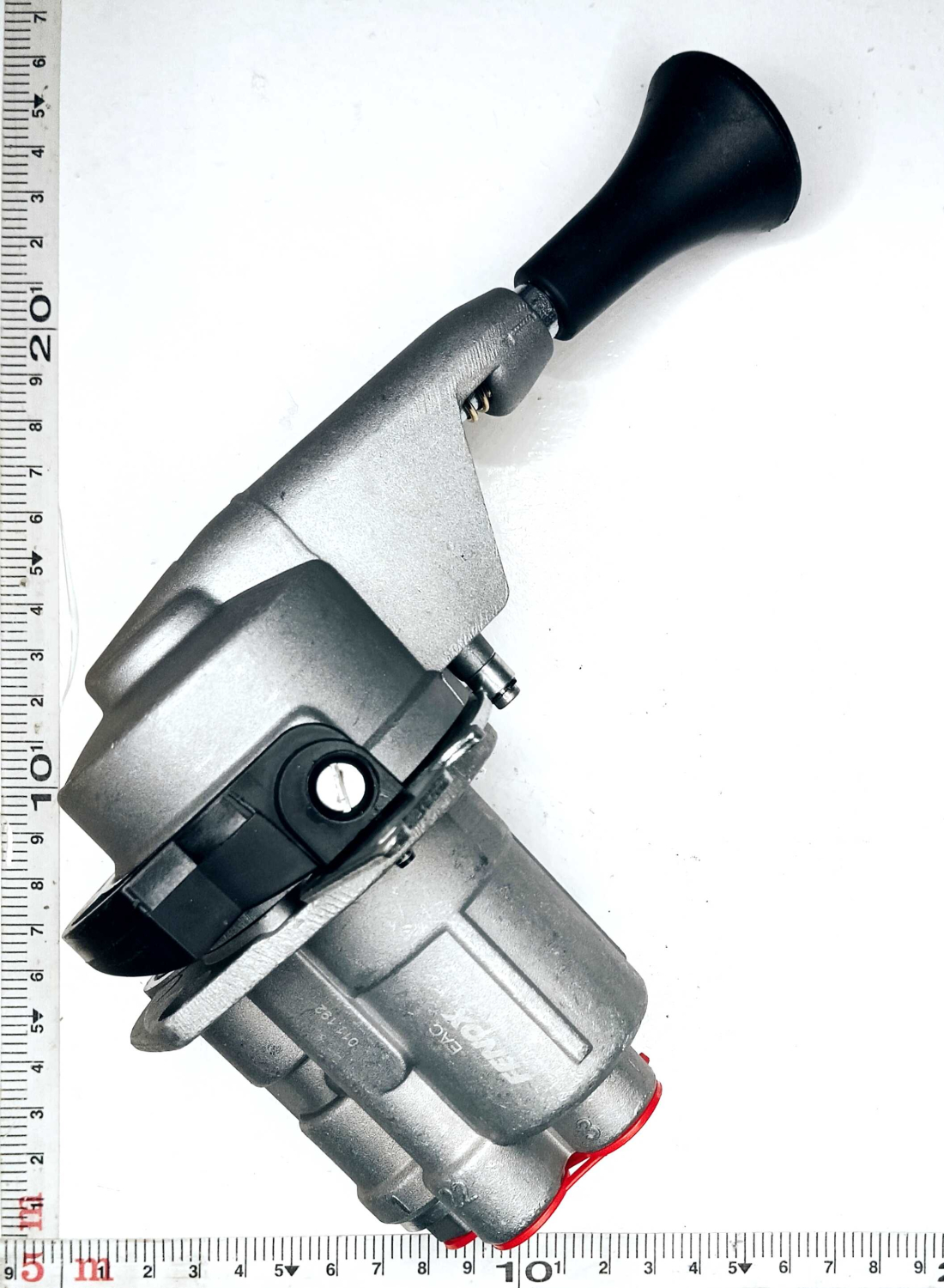 Кран ручного тормоза Евро под 4 трубки КАМАЗ, МАЗ, УРАЛ, НЕФАЗ, ЗИЛ