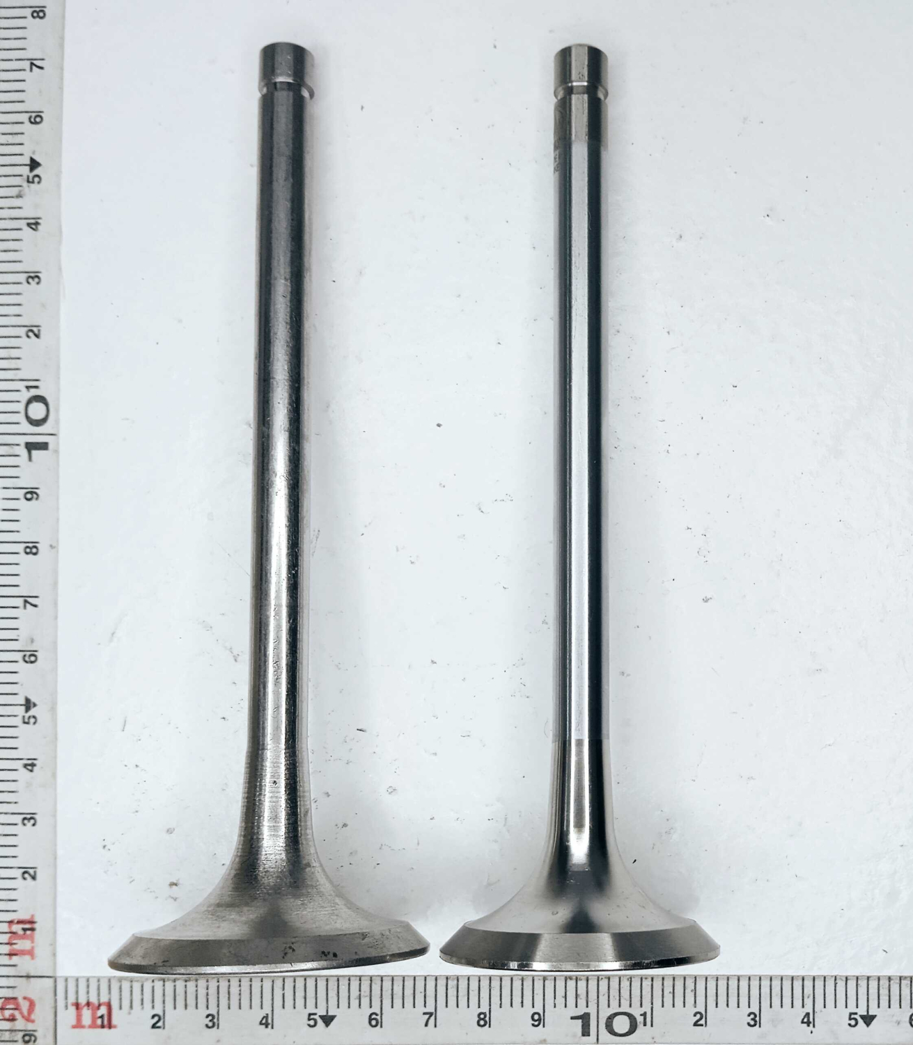 Комплект клапанов впускной и выпускной