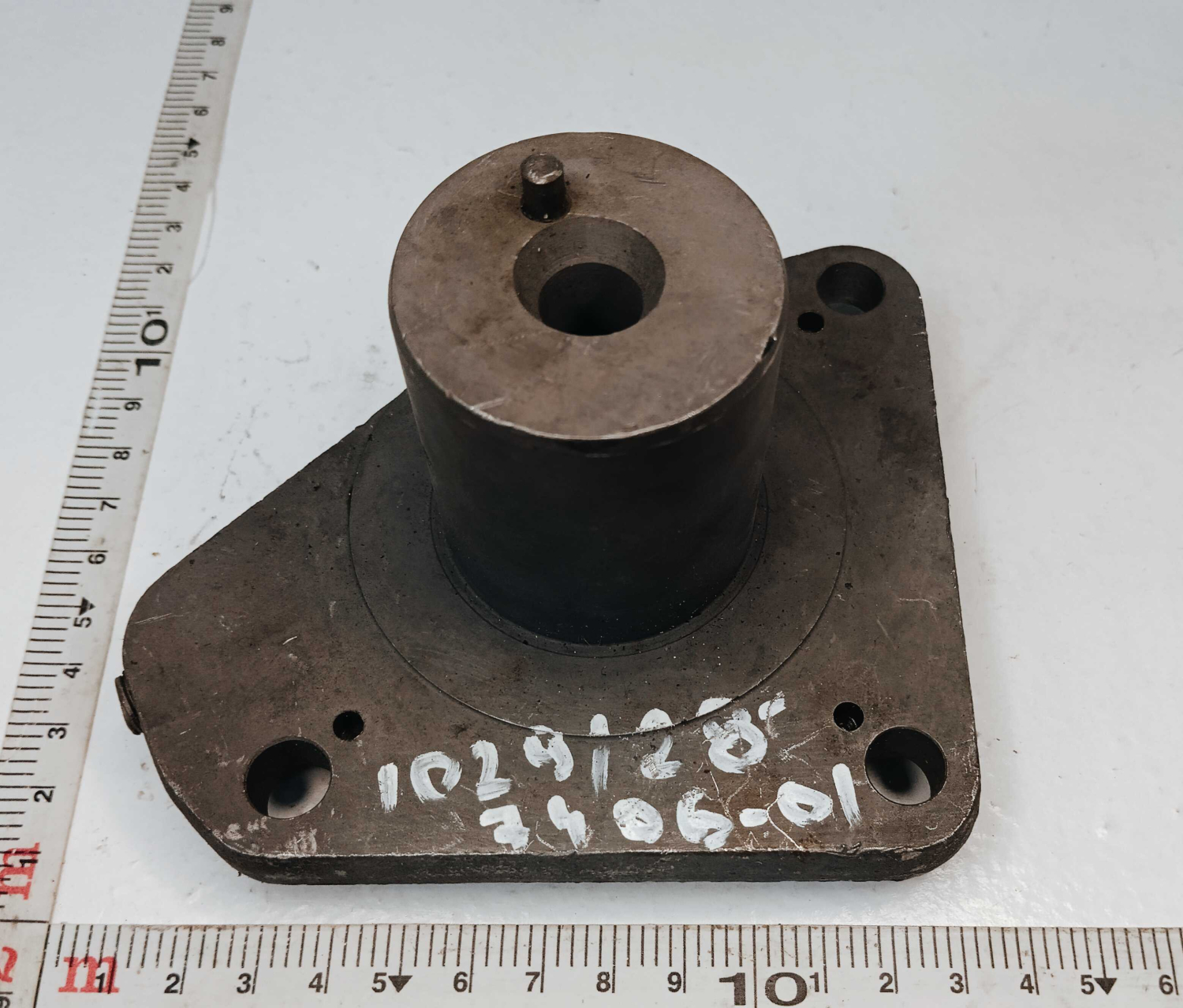 Ось ведущей шестерни 7406 под втулку