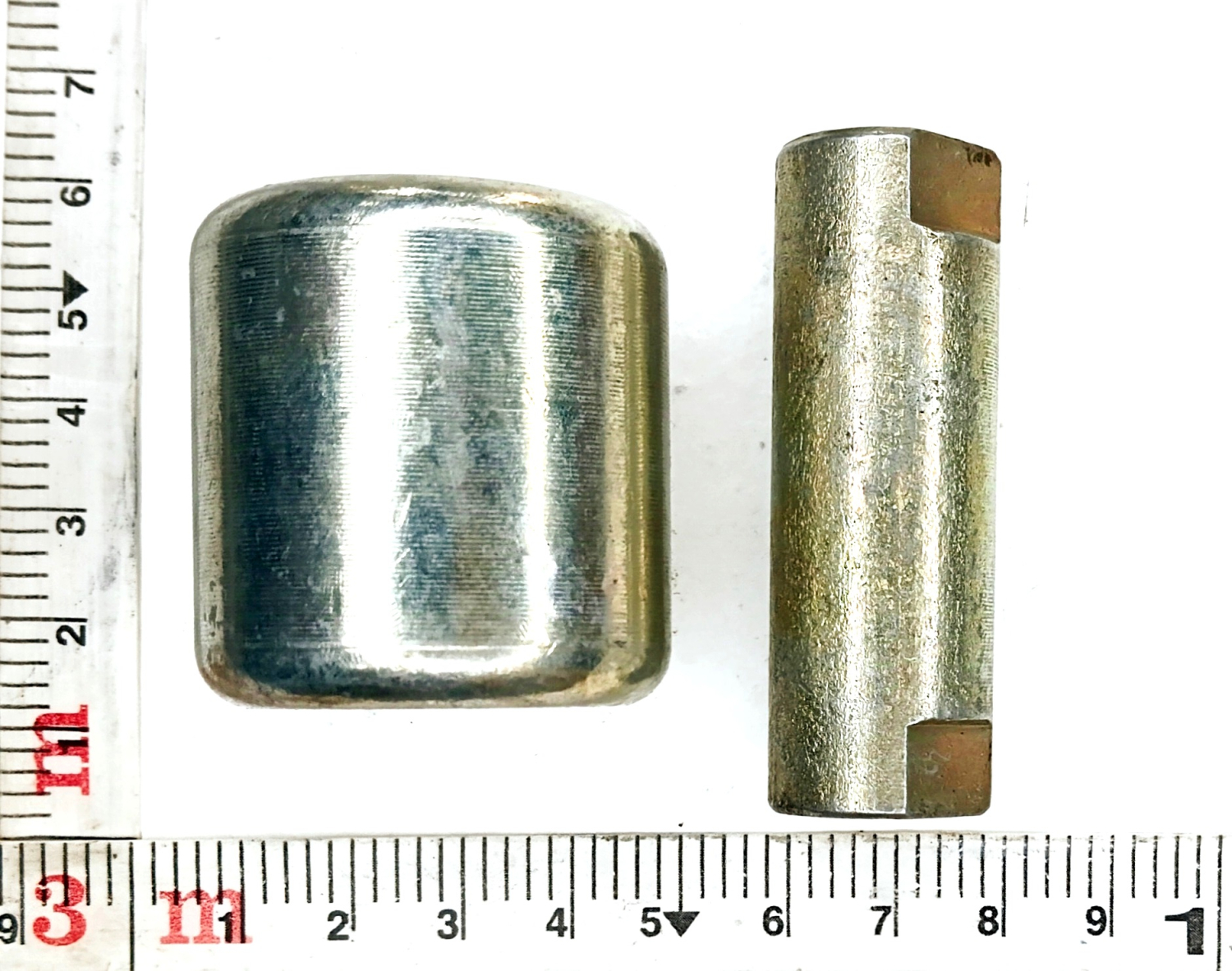 Ось с роликом тормозных колодок