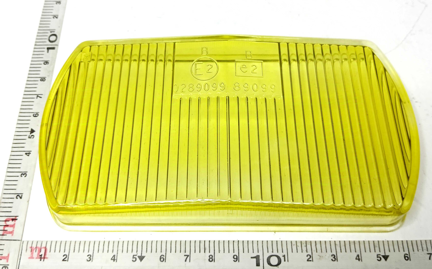 Стекло противотуманной фары желтое